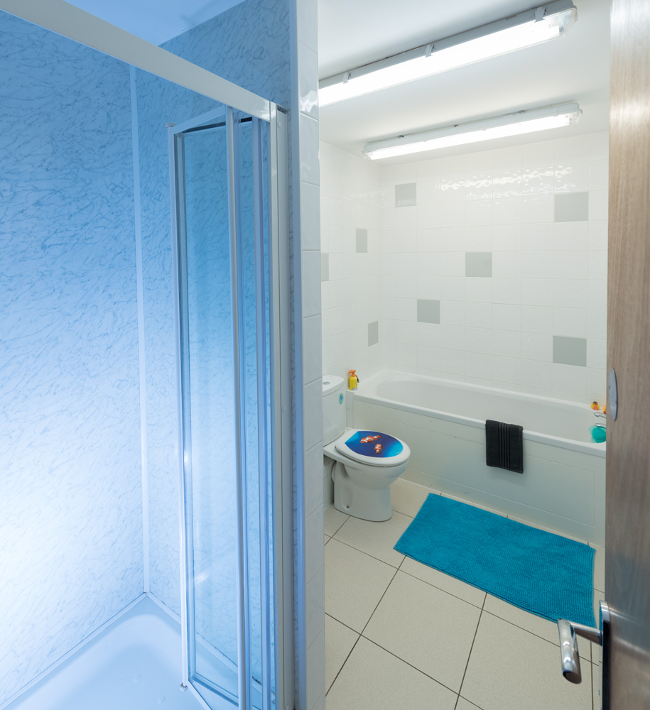 Ormskirk Student Accommodation, Burscough Street property – modern spacious bathroom with bath and shower
